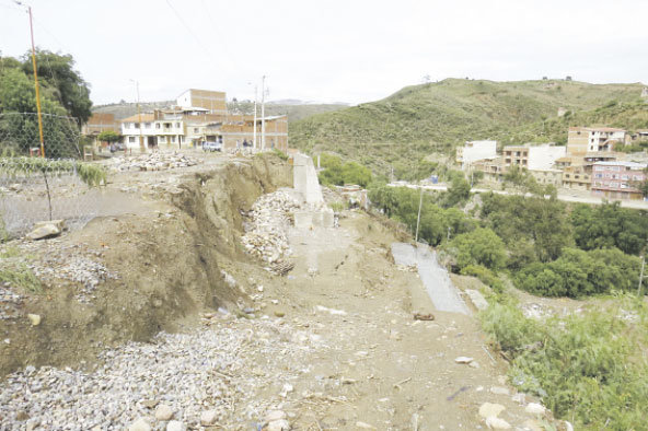 QUEJAS. Los vecinos del Barrio San Miguel piden que la Alcalda solucione el problema del predio donde se construyen gaviones y un muro de contencin.