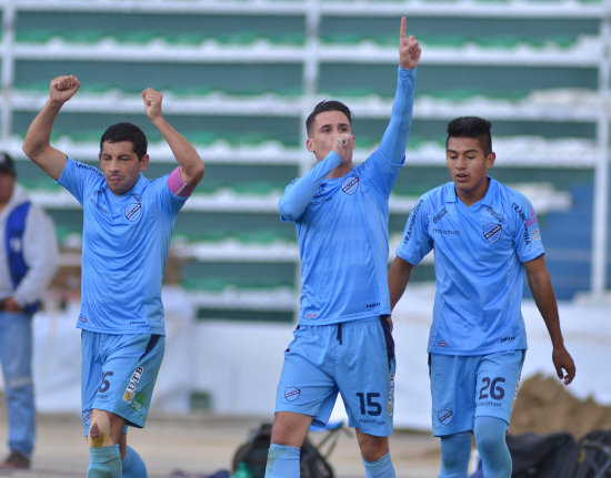 La celebracin de los integrantes de Bolvar, que lograron su objetivo cuando el partido llegaba a su culminacin en el estadio Hernando Siles; al lado, otra escena del cotejo de ayer.