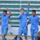 La celebracin de los integrantes de Bolvar, que lograron su objetivo cuando el partido llegaba a su culminacin en el estadio Hernando Siles; al lado, otra escena del cotejo de ayer.