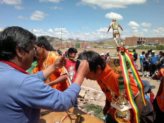 La premiacin a lamos, campen del torneo de mini ftbol.