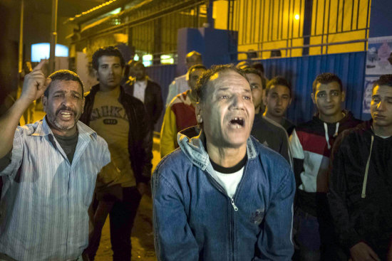 Los disturbios entre hinchas del ftbol y la Polica en El Cairo provoc la muerte de ms de 20 personas y cerca de30 heridas.