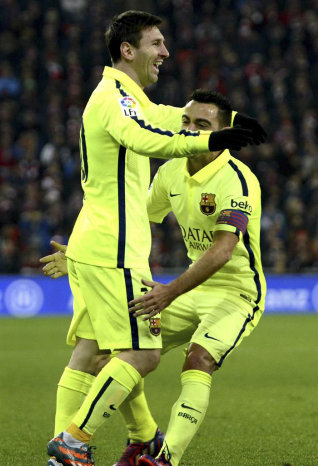 El argentino Lionel Messi (i) celebra con su compaero, el espaol Xavi Hernndez.