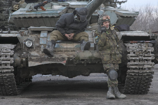 TENSIN. Dos tanqueros del Ejrcito de Ucrania montan guardia en la regin de Donetsk.