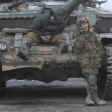 TENSIN. Dos tanqueros del Ejrcito de Ucrania montan guardia en la regin de Donetsk.