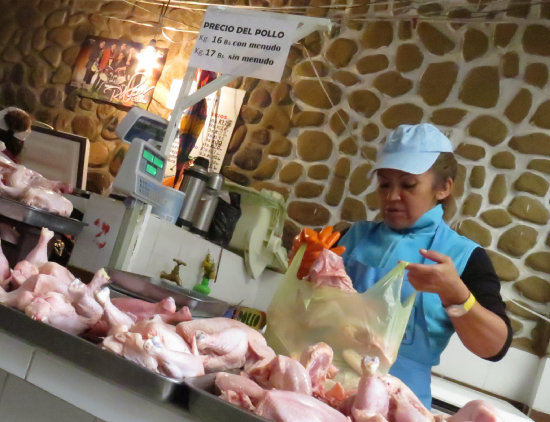 OFERTA. Venta de carne de pollo en el Mercado Central de Sucre.