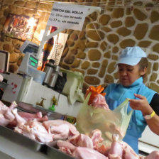 OFERTA. Venta de carne de pollo en el Mercado Central de Sucre.