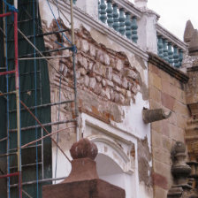 REHABILITACIN. Desprendieron parte del revoque del muro que estaba con humedad.