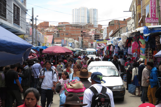 DESORDEN. Los alrededores al Mercado Campesino estn colapsados por comerciantes.