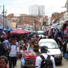 DESORDEN. Los alrededores al Mercado Campesino estn colapsados por comerciantes.