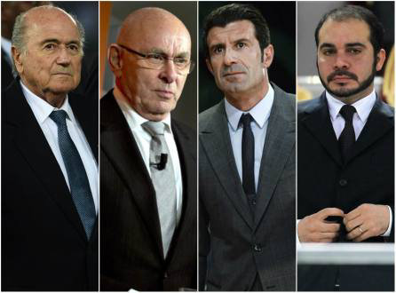 Blatter (i), Van Praag (2i), Figo (2d) y Ali Bin al Hussein van por la silla.