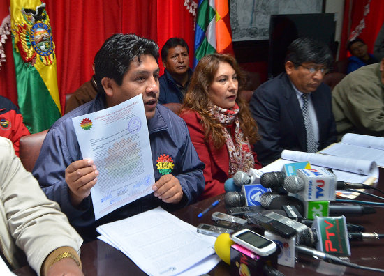 CONFLICTO. Personeros de Gobierno y ejecutivos de los fabriles en conferencia de prensa.