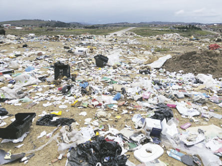 CONTAMINACIN. Sobre la avenida Navarra, en la cabecera del aeropuerto Juana Azurduy de Padilla, se consolid un botadero clandestino de basura.