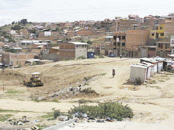 REA MUNICIPAL. Parte del terreno estaba siendo ocupado por comerciantes.