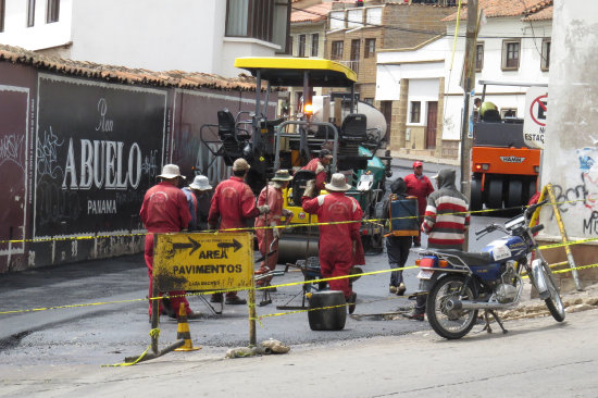 RECAPADO. La Alcalda comenz a colocar la carpeta asfltica en la avenida del Ejrcito.