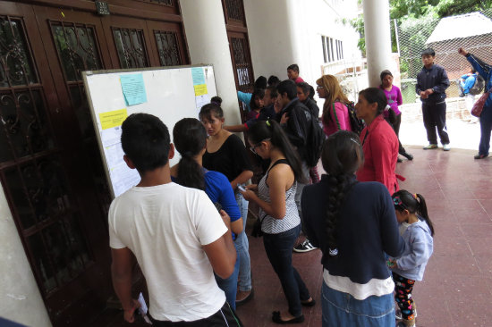 ADMISIN. Postulantes a la Universidad Pedaggica observan las listas de registro.