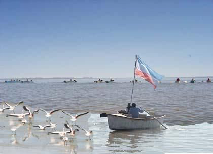 RESCATE. El pescador del pueblo indgena Uru Uru se qued en medio del agua.