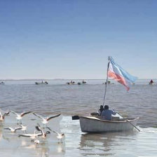 RESCATE. El pescador del pueblo indgena Uru Uru se qued en medio del agua.