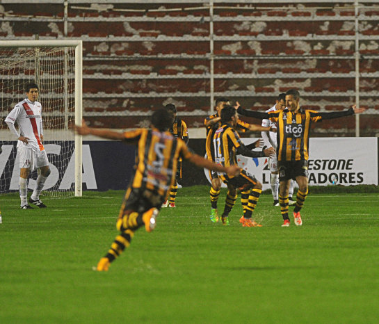 La celebracin de los integrantes de The Strongest, luego de vencer a Monarcas de Mxico en la recta final del partido.