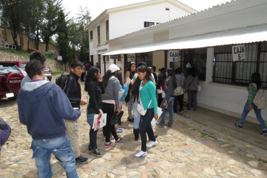 FILA. Los admitidos en San Francisco Xavier se inscriben en Servicios Acadmicos.