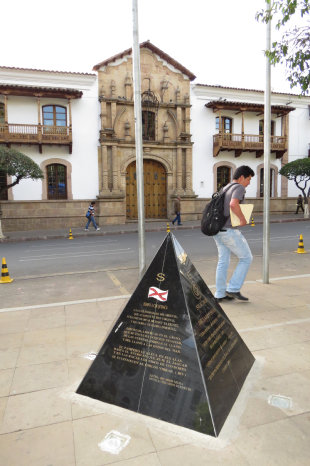 PIRMIDE. Est frente a la Casa de la Libertad.