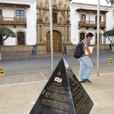 PIRMIDE. Est frente a la Casa de la Libertad.