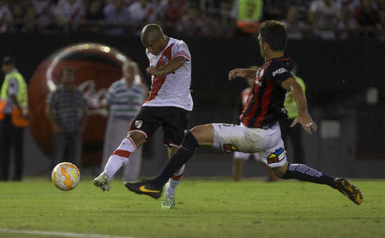 Carlos Snchez anot el gol del triunfo para River Plate; abajo, el festejo del ttulo continental.