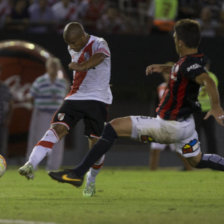 Carlos Snchez anot el gol del triunfo para River Plate; abajo, el festejo del ttulo continental.