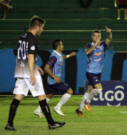 La celebracin de los jugadores cruceos luego de uno de los tres goles; abajo, una jugada del cotejo disputado en el estadio Tahuichi.