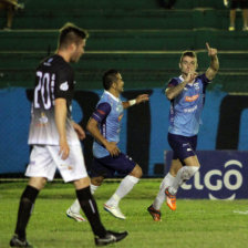 La celebracin de los jugadores cruceos luego de uno de los tres goles; abajo, una jugada del cotejo disputado en el estadio Tahuichi.