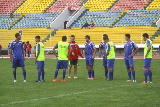 El equipo de Julio Csar Baldivieso trabaj en Cochabamba desde el pasado domingo; abajo, los rojos del Valle.