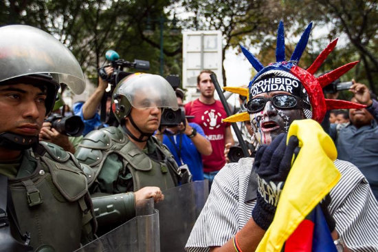 RECLAMOS. Cientos de personas salieron a las calles ayer para pedir justicia por los muertos en las protestas de hace un ao.