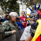 RECLAMOS. Cientos de personas salieron a las calles ayer para pedir justicia por los muertos en las protestas de hace un ao.