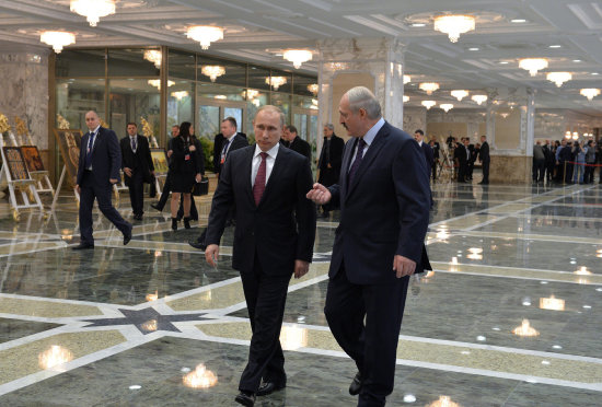 ACUERDO. El presidente bielorruso, Alexnder Lukashenko (der.) con el presidente de Rusia, Vladmir Putin (izq.).