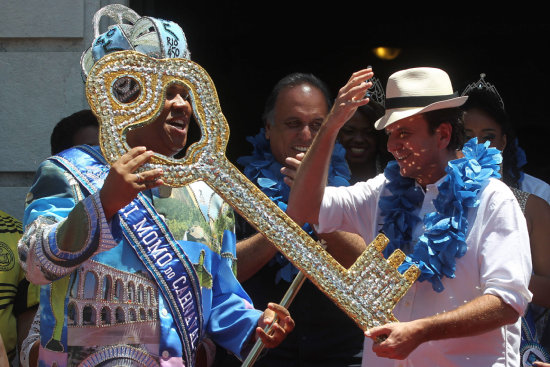 FIESTA. La entrega de las llaves de la ciudad al Rey Momo.