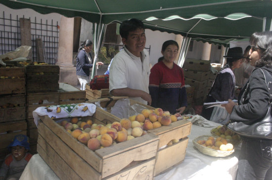 PRODUCCIN. Los visitantes podrn desgutar de durazno recin cosechado.