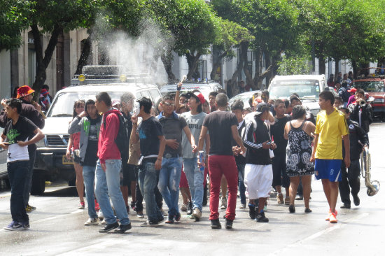 ALEGRIA. Al ritmo de bandas de msica cientos de jvenes salen a 