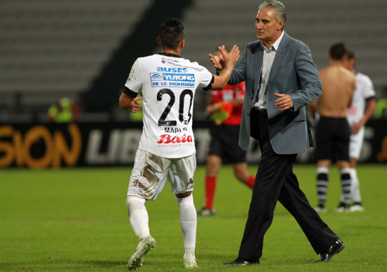 El entrenador del Corinthians, Tite (d), rez en el avin.