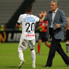 El entrenador del Corinthians, Tite (d), rez en el avin.