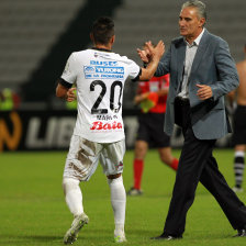 El entrenador del Corinthians, Tite (d), rez en el avin.