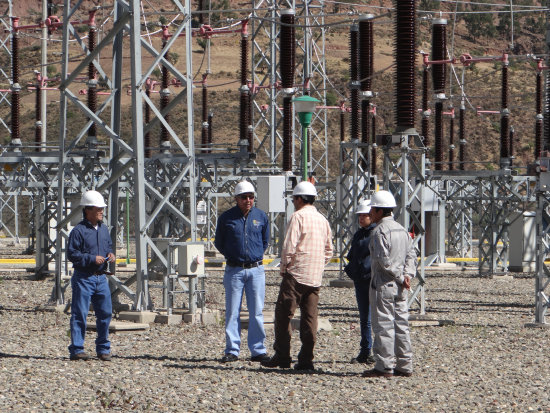 INSPECCIN. Ingenieros de la ISA Bolivia y de la Gobernacin en la Baha de salida de la lnea de transmisin en la Subestacin la Zapatera Sucre.