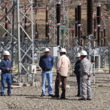 INSPECCIN. Ingenieros de la ISA Bolivia y de la Gobernacin en la Baha de salida de la lnea de transmisin en la Subestacin la Zapatera Sucre.