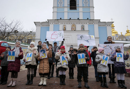 MENSAJE. Nios de Kiev y del este de Ucrania sostienen carteles que forman la frase 