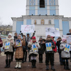 MENSAJE. Nios de Kiev y del este de Ucrania sostienen carteles que forman la frase 