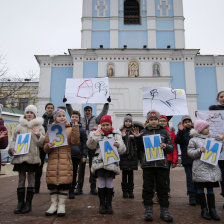 MENSAJE. Nios de Kiev y del este de Ucrania sostienen carteles que forman la frase 