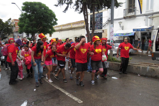 CARNAVAL. La gente sali a las calles a bailar y consumir bebidas alcohlicas, los siguientes das seguir el control.