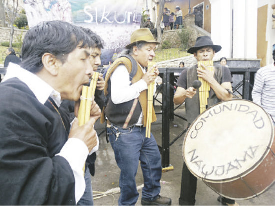 CULTURA POPULAR. La tropa de la Comunidad Nayjama interpretando sikuris en Surapata.