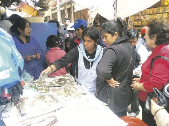 DEMANDA. Decenas de personas formaron fila, ayer, para comprar la q'oa.