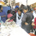 DEMANDA. Decenas de personas formaron fila, ayer, para comprar la q'oa.