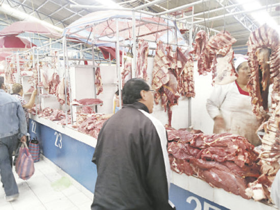 INCREMENTO. Los cortes de carne como el bife se venden hasta en Bs 50 el kilo en friales.