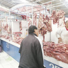 INCREMENTO. Los cortes de carne como el bife se venden hasta en Bs 50 el kilo en friales.